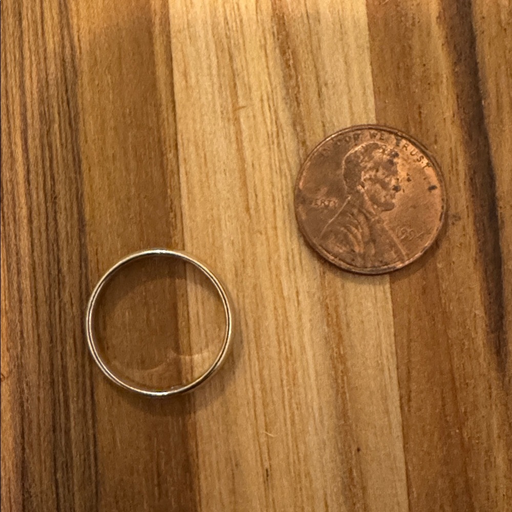 14k White Gold Ring/Band

Weight - 2.3 grams. - Picture 4 of 5
